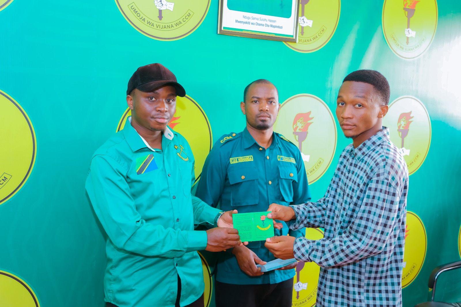 VIJANA VYUONI GOMBEENI UONGOZI UVCCM