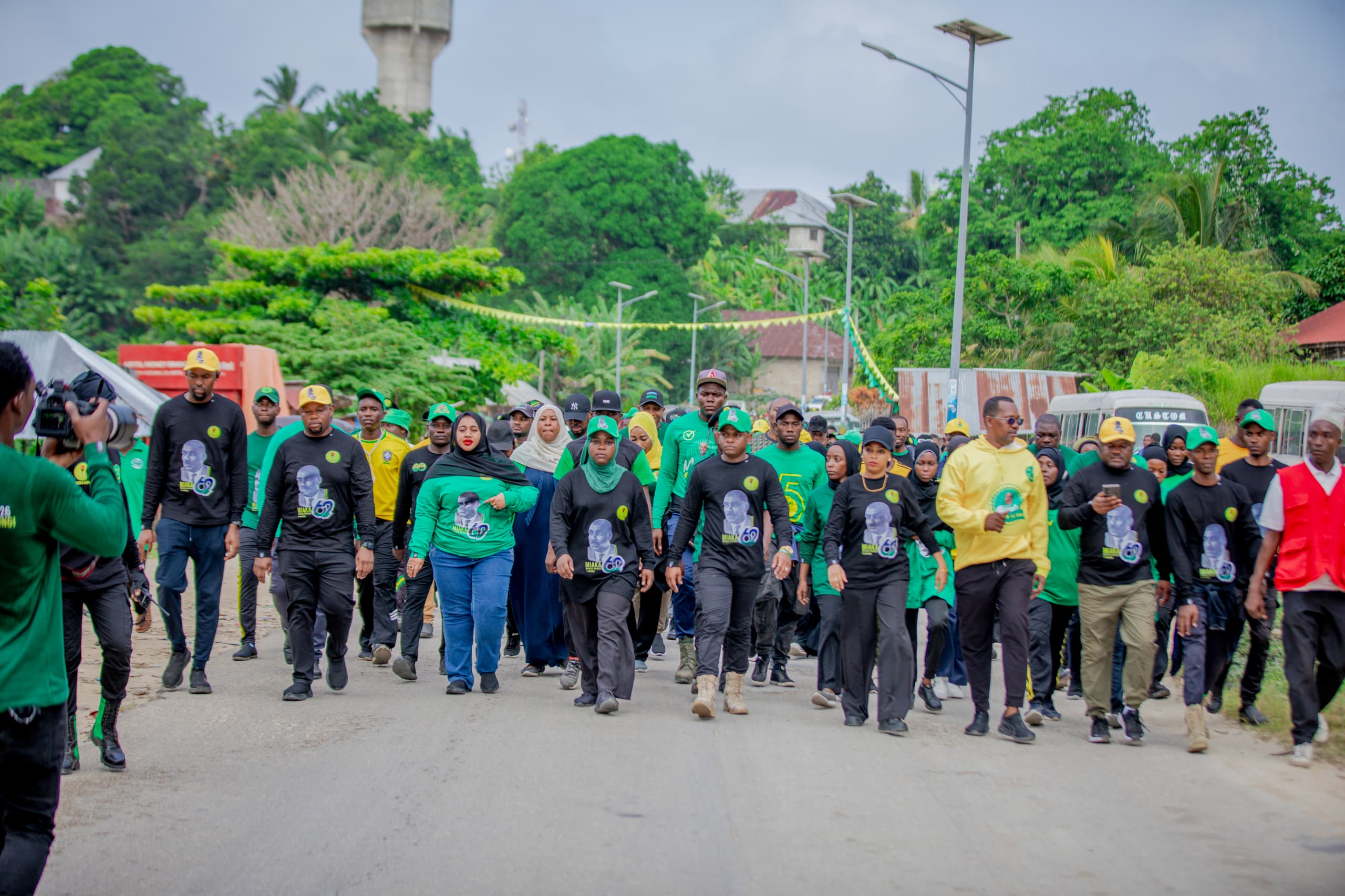 MWENYEKITI KAWAIDA AONGOZA MATEMBEZI YA KUADHIMISHA MIAKA 62 YA MAPINDUZI MATUKUFU YA ZANZIBAR, KUSINI PEMBA