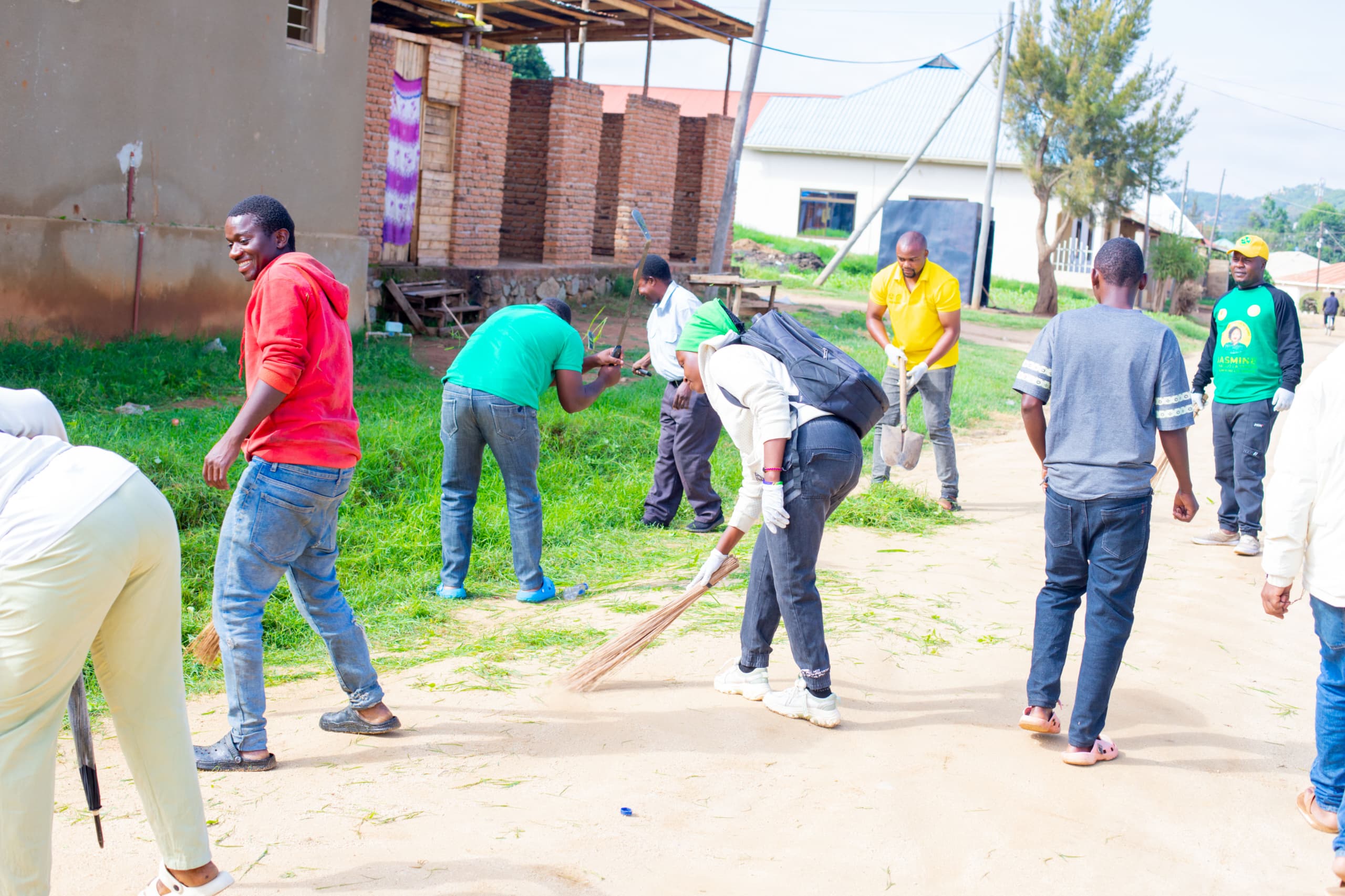 UVCCM Ngome waadhimisha Kuzaliwa CCM kwa Vitendo, wasafisha Soko la Ngome Iringa