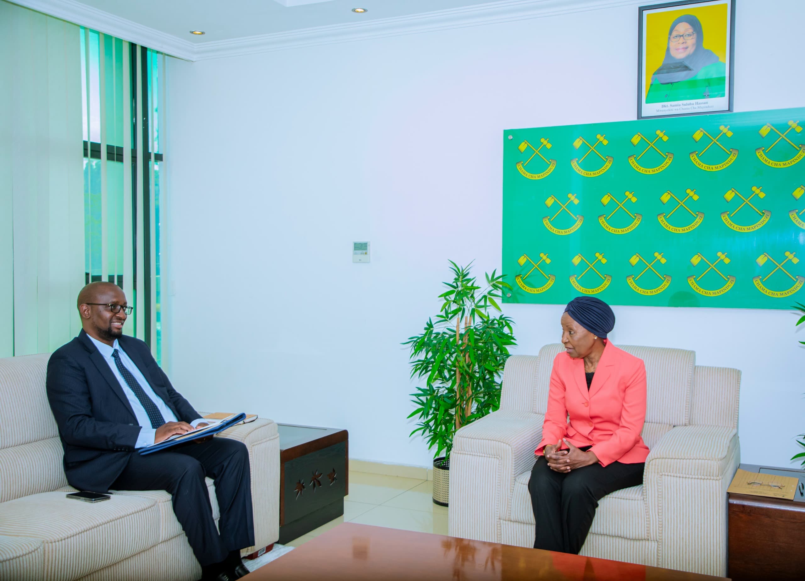 DKT. MIGIRO AFANYA MAZUNGUMZO NA BALOZI WA NAMIBIA, WAJADILI KUIMARISHA URAFIKI WA KIDUGU