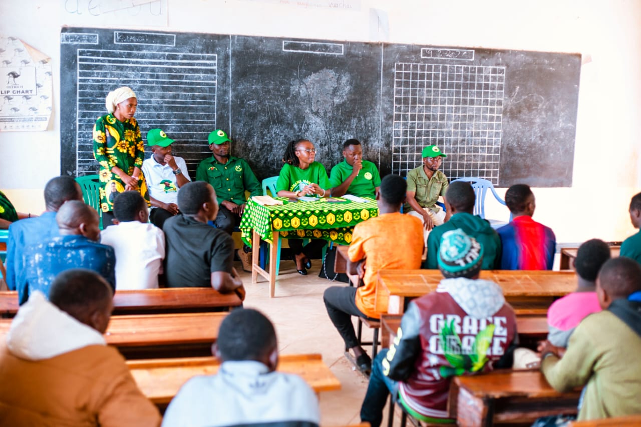 KATIBU UVCCM  SUMBAWANGA MJINI AFANYA ZIARA YA KIUTENDAJI KUIMARISHA UMOJA WA VIJANA